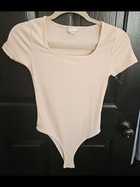 Brand New Never Worn Ribbed Scoop Neck Short Sleeve Bodysuit - Pale Pink